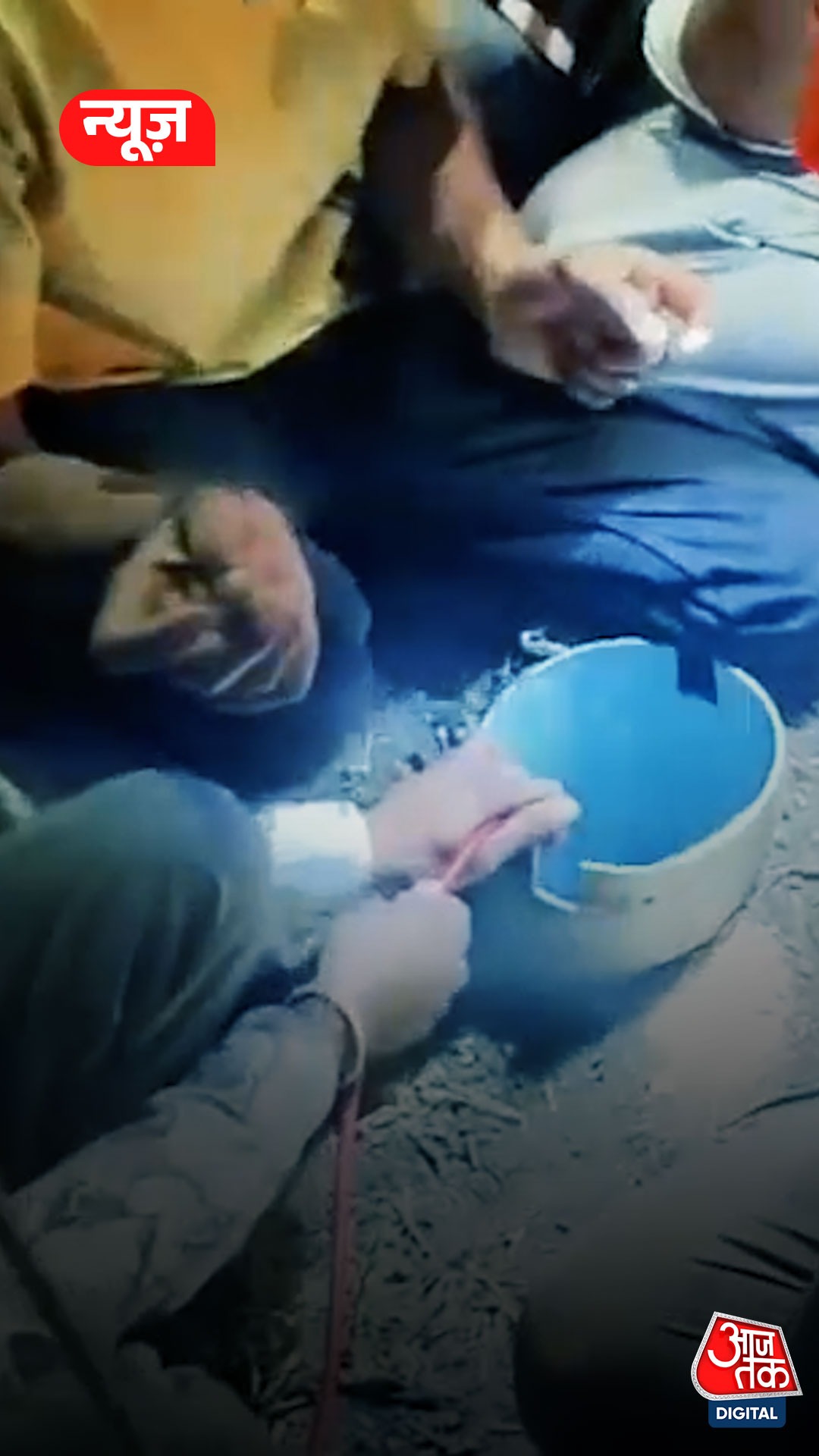 बोरवेल में गिर 60 फीट गहराई में अटका मासूम 