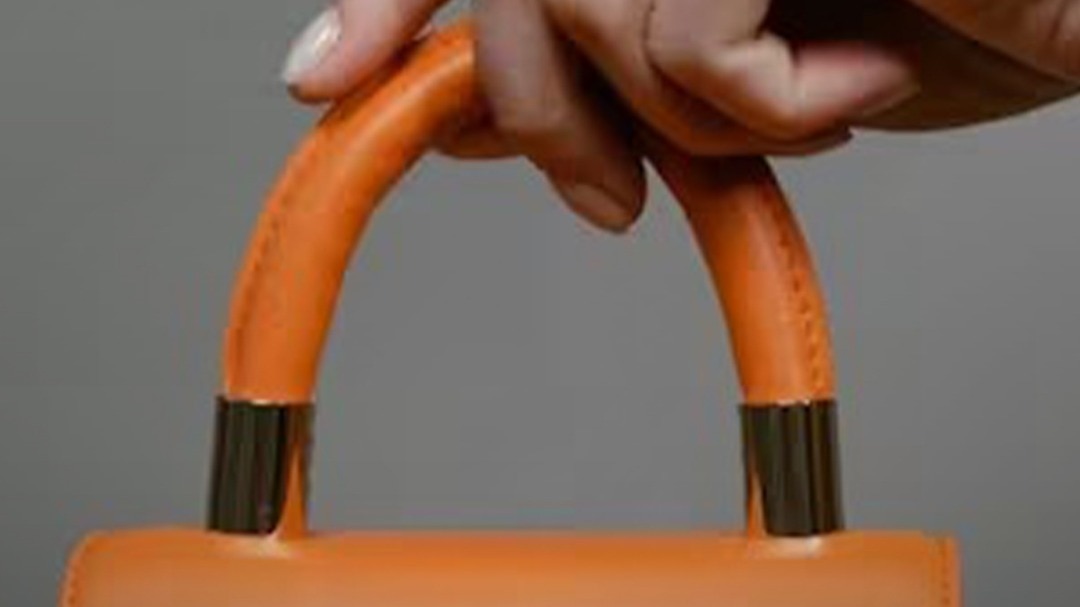 Gen-Z लड़कियों में क्यों बढ़ा ‘एंजायटी बैग’ का नया ट्रेंड?