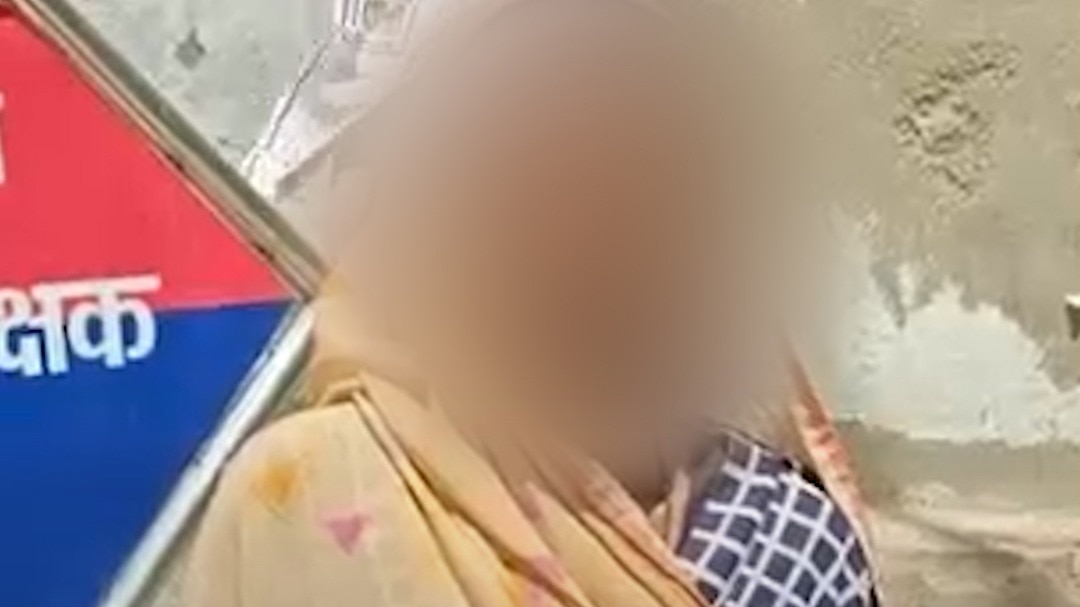 नाबालिग लड़की का शव उसी के घर से संदिग्ध हालत में मिला