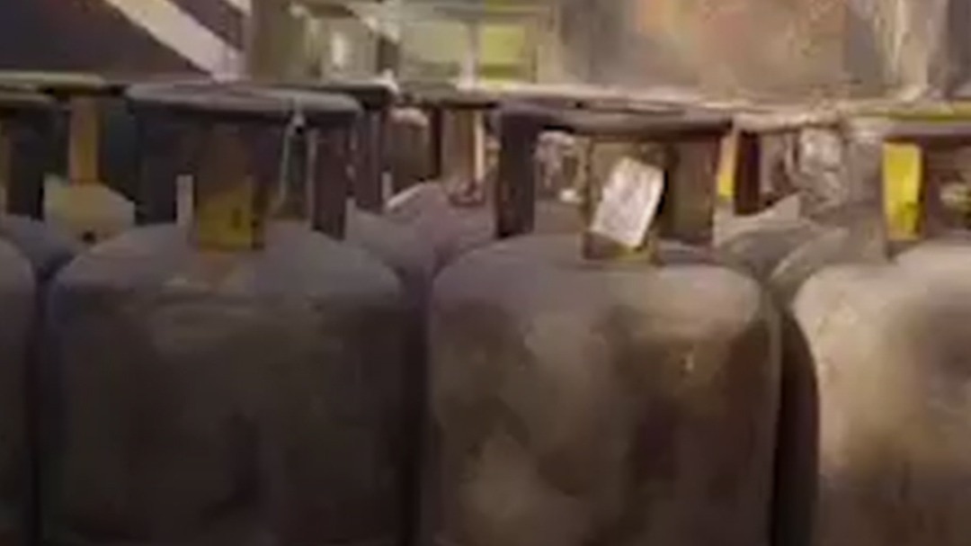 बेटी की शादी में डीएम ने दिलाए 20 सिलेंडर