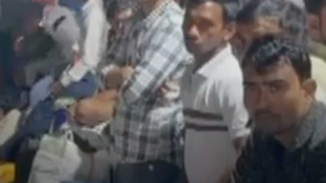 surat labours returning home after shortage of LPG gas