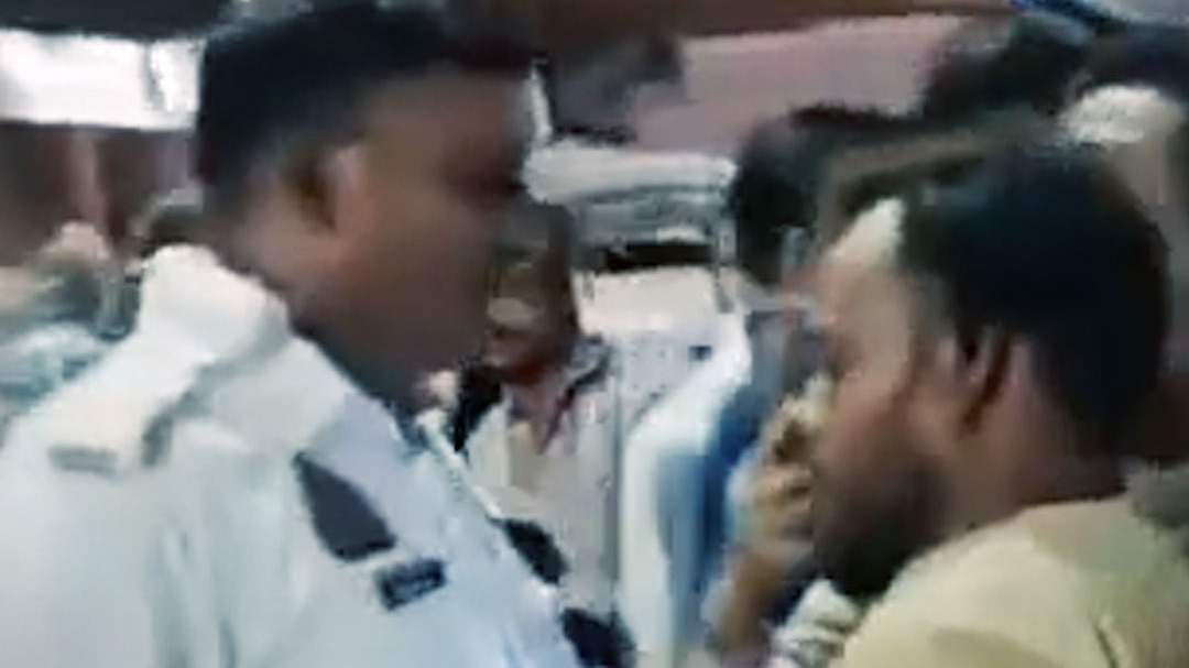 वाहन चेकिंग को लेकर पुलिसवालों से भिड़े स्टूडेंट