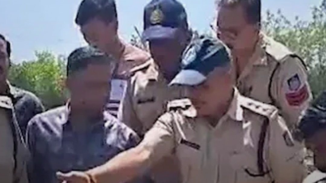 पत्नी ने अपने प्रेमी से करवाई पति की हत्या, तलवार से किए शव के टुकड़े