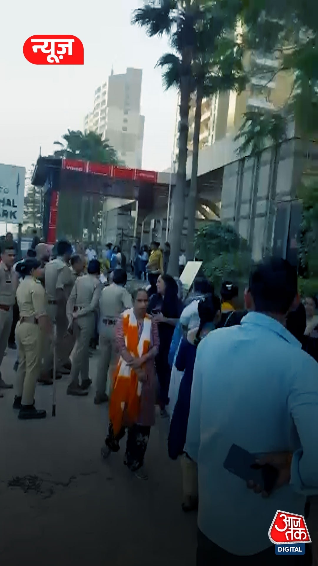 Video: नोएडा में आज भी मेड्स का प्रदर्शन, हंगामा जारी