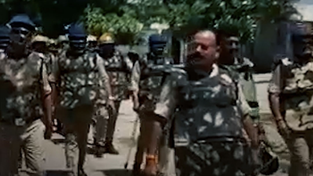 नोएडा में कर्मचारियों के प्रदर्शन पर पुलिस का फ्लैग मार्च, Video