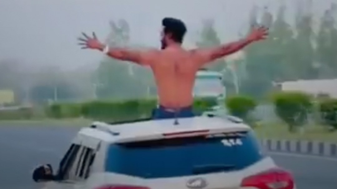 स्टंटबाज की कार का कटा ₹21,500 का चालान