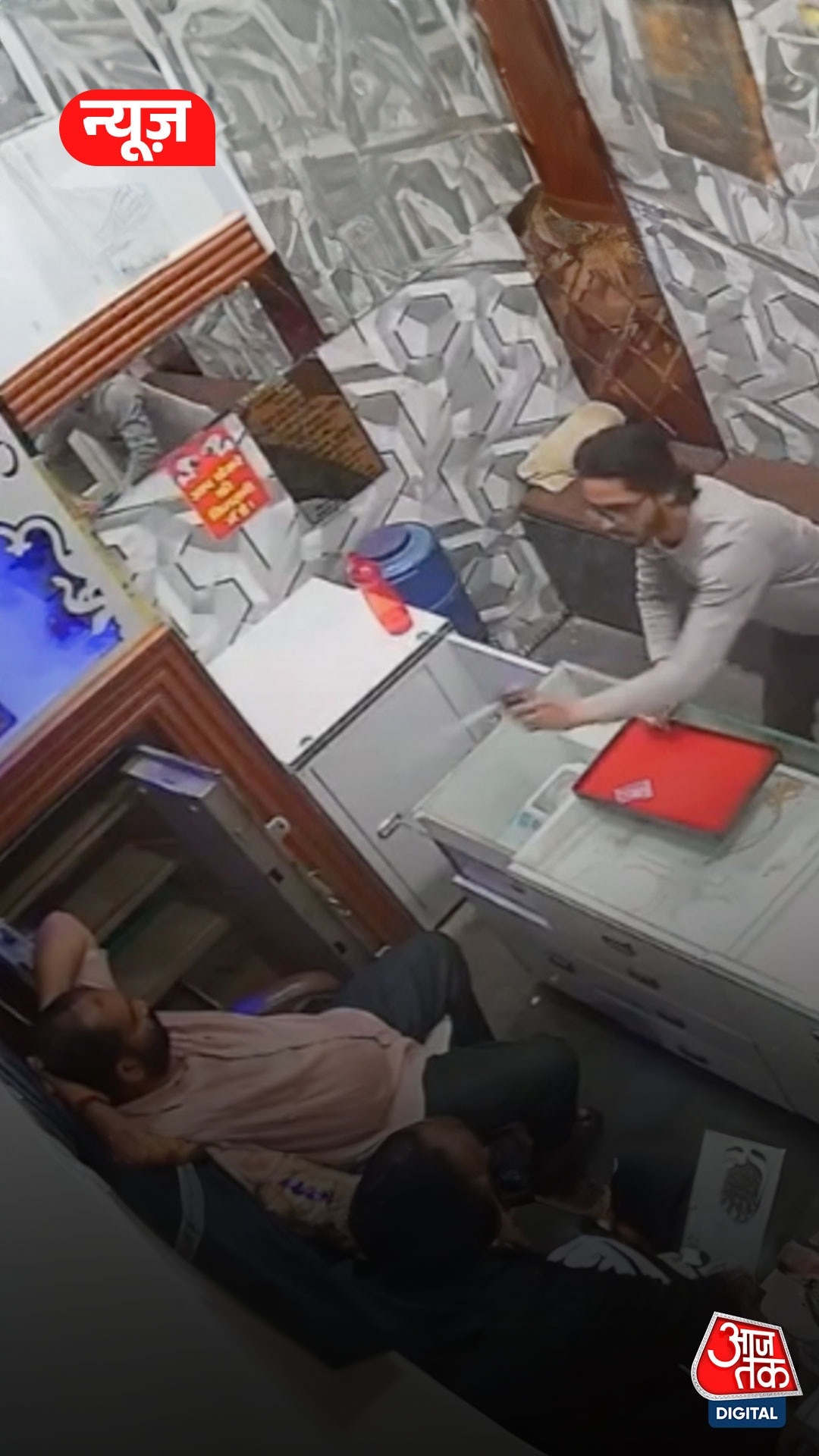 ग्रेटर नोएडा में लूट की सनसनीखेज वारदात
