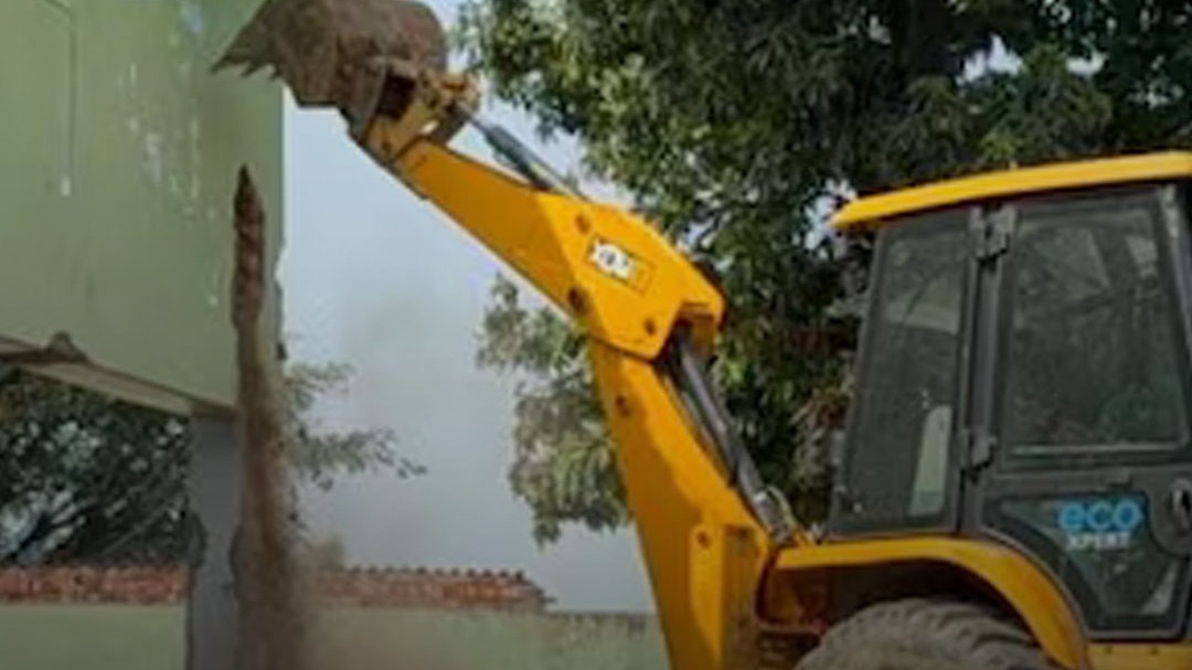 संभल में अवैध इमामबाड़ा-ईदगाह पर चला बुलडोजर