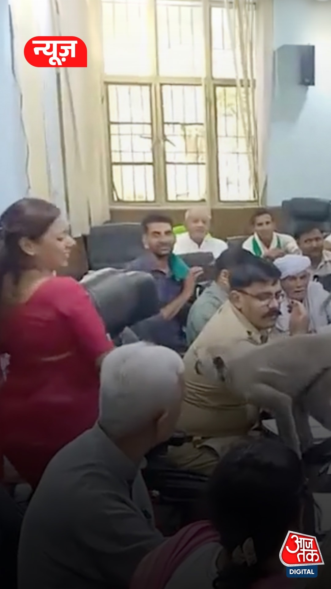 बैठक में लंगूर को देख DM साहिबा ने कुर्सी छोड़कर कहा- इधर बैठ जाओ, Video हुआ Viral 