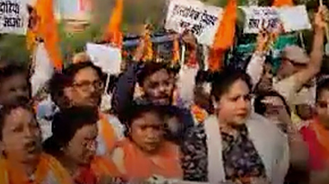 नासिक TCS केस पर लखनऊ में बजरंग दल की नारेबाजी