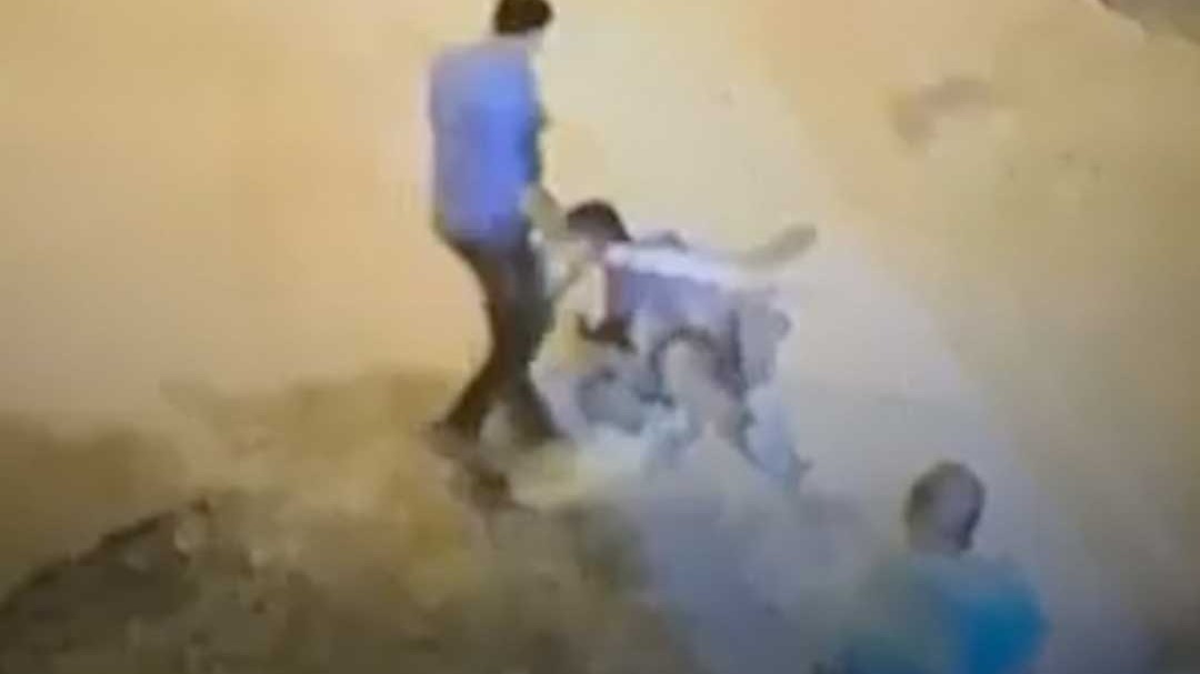 पत्नी के अफेयर का शक, शख्स ने पड़ोसी पर तलवार से किया अटैक