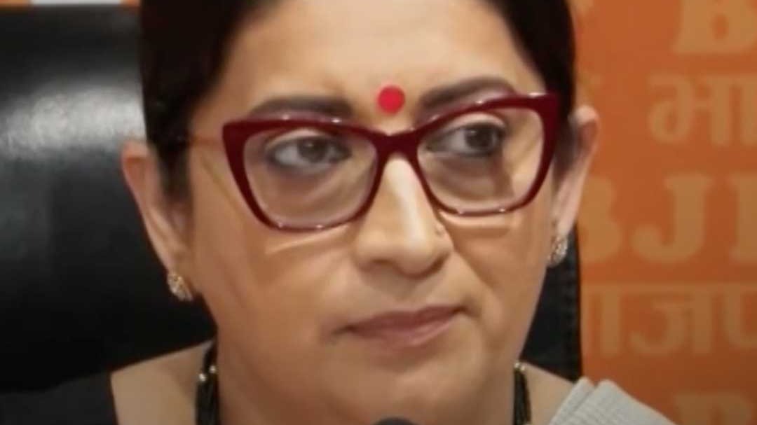 प्रियंका गांधी के रवैये पर स्मृति ईरानी ने उठाए सवाल