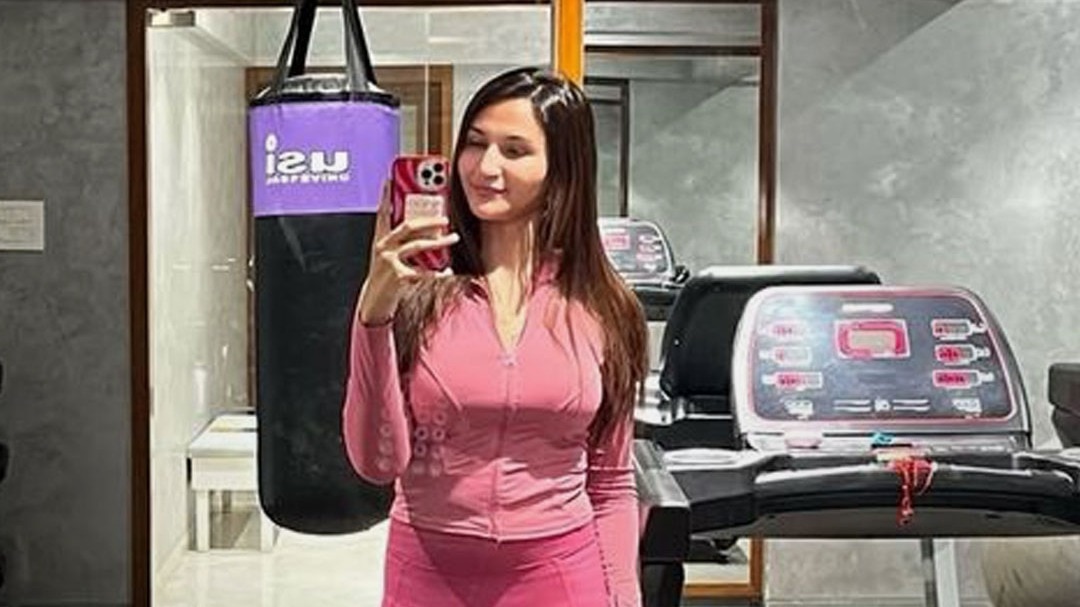 जेंडर सर्जरी के बाद अनाया बांगड़ ने शुरु किया वर्कआउट