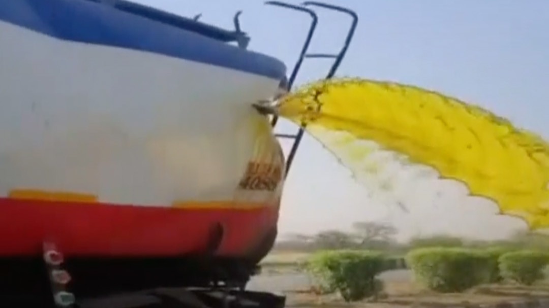 rajasthan villagers looted oil from tanker highway