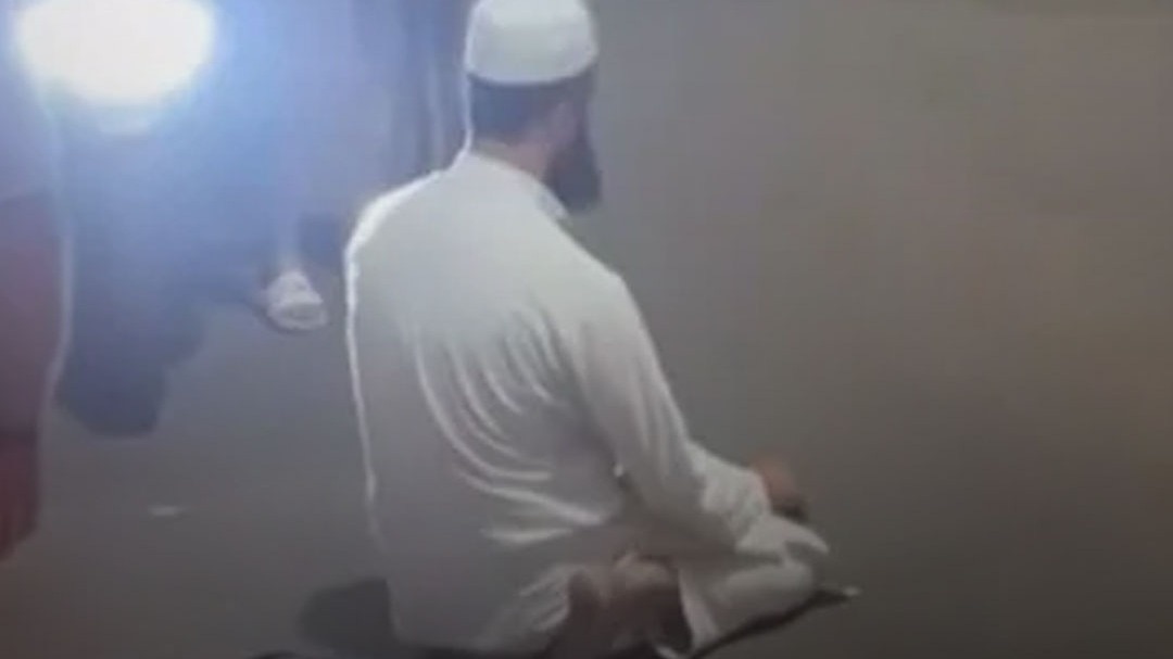 रामपुर में युवक ने सड़क के बीचों-बीच पढ़ी नमाज