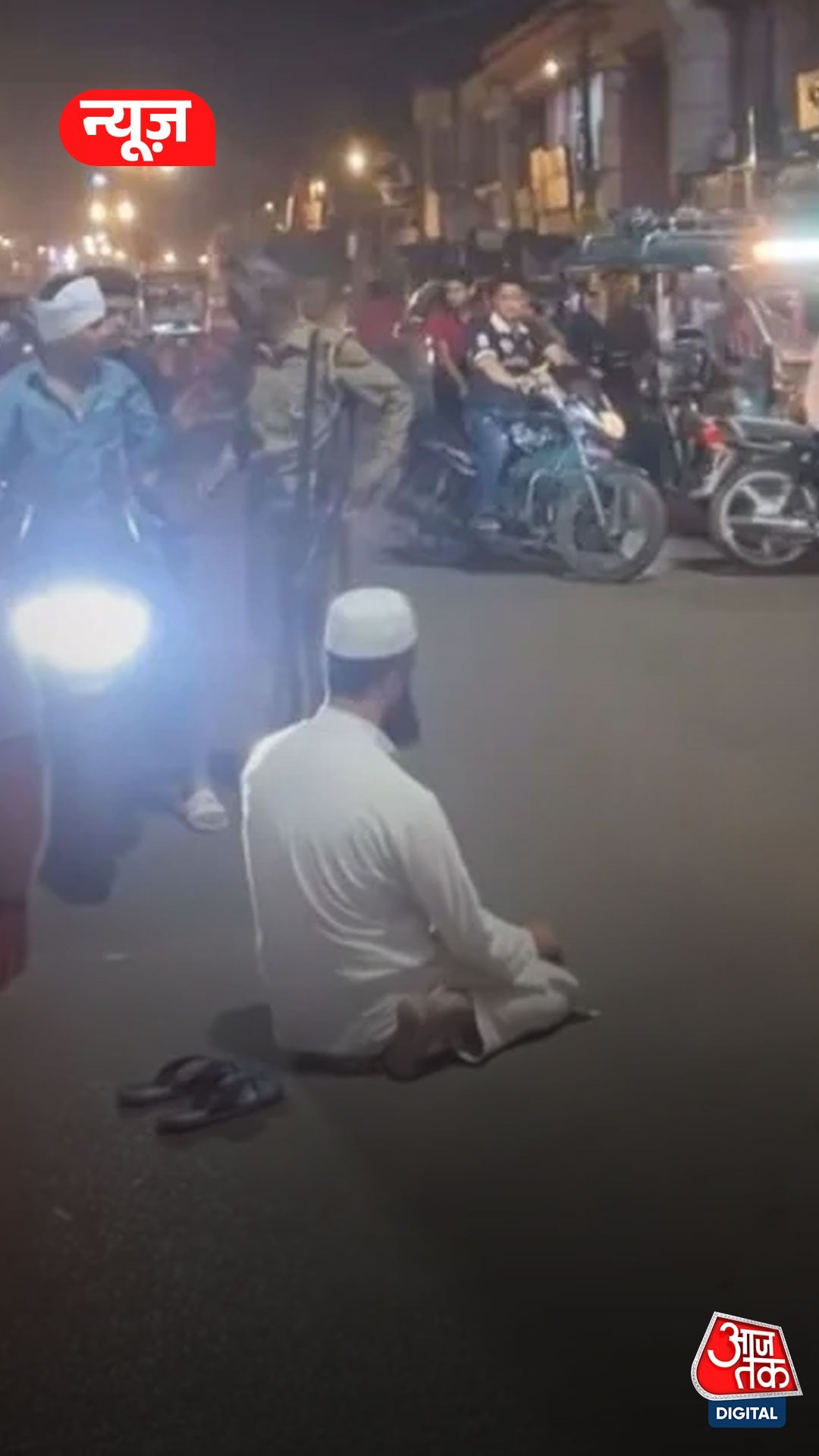 man read namaz on road in rampur