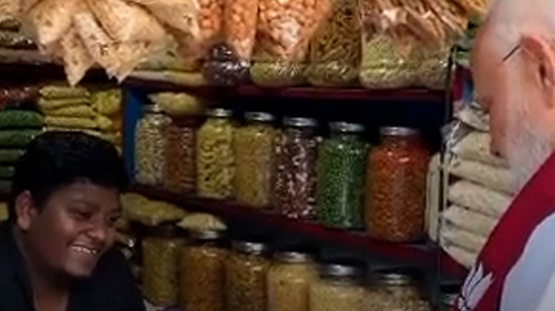 पीएम मोदी को झालमुड़ी खिलाने वाले विक्रम ने क्या बताया?