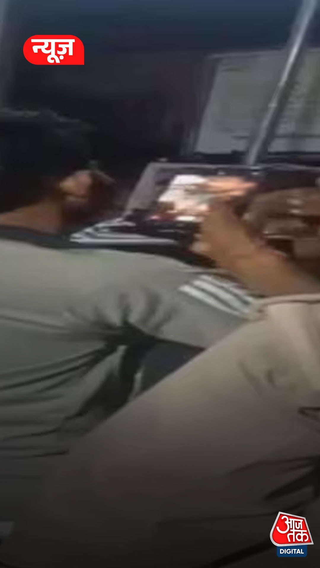 युवती ने मनचले को चप्पलों से पीटा