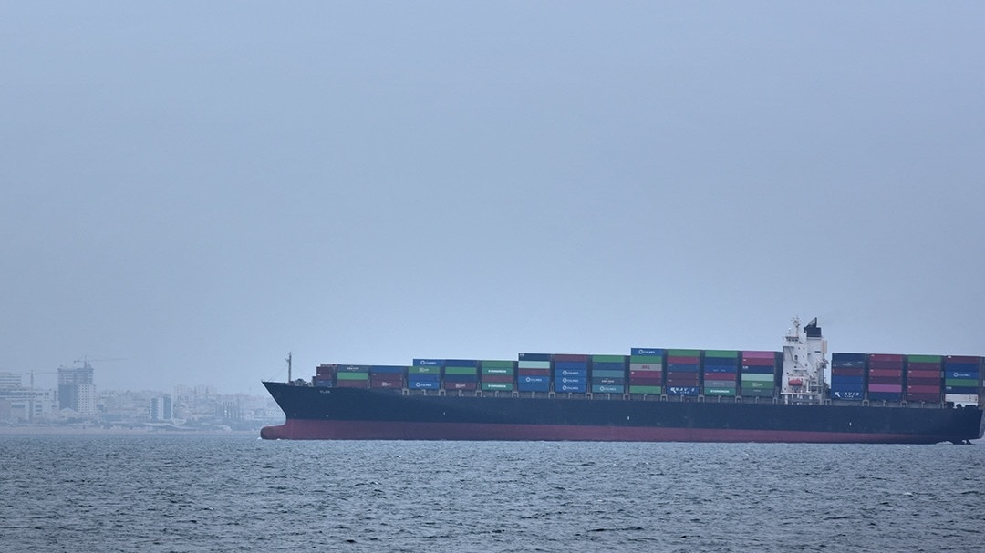 होर्मुज में फायरिंग: कमर्शियल शिप्स पर हमला