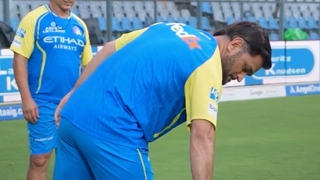 रोबोट डॉग संग धोनी की मस्ती: IPL में AI का जलवा