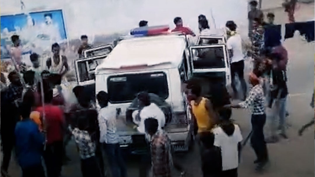 मुजफ्फरपुर में गिरफ्तारी के दौरान पुलिस गाड़ी पर हमला