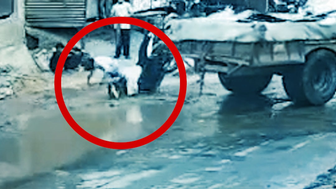 जलभराव के बीच गड्ढे में गिरा बाइक सवार, Video