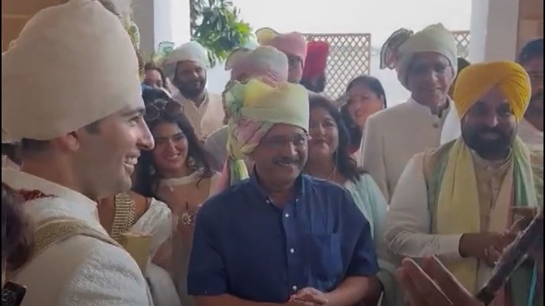 जब राघव की शादी में पहुंचे थे केजरीवाल, देखें वीडियो