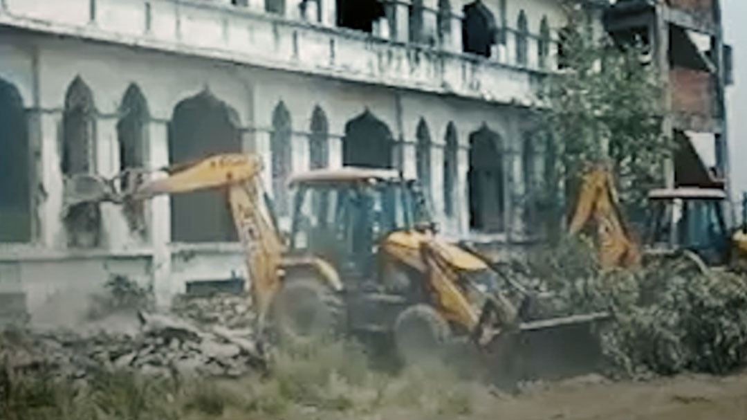 संतकबीरनगर में मदरसे पर बुलडोजर एक्शन