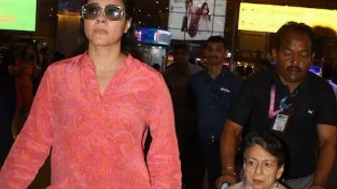 एयरपोर्ट पर एक्ट्रेस काजोल ने थामा मां तनुजा का हाथ