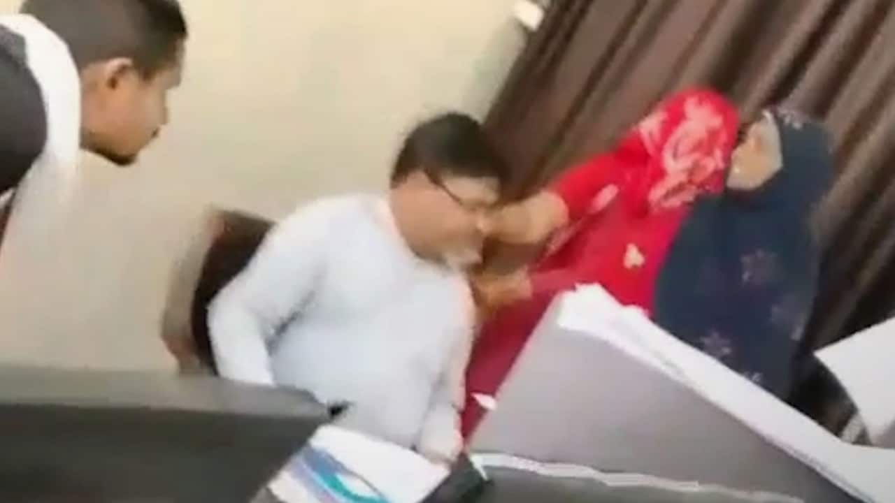 बांदा राशन कार्ड विवाद: महिलाओं ने अधिकारी को दफ्तर से घसीटा