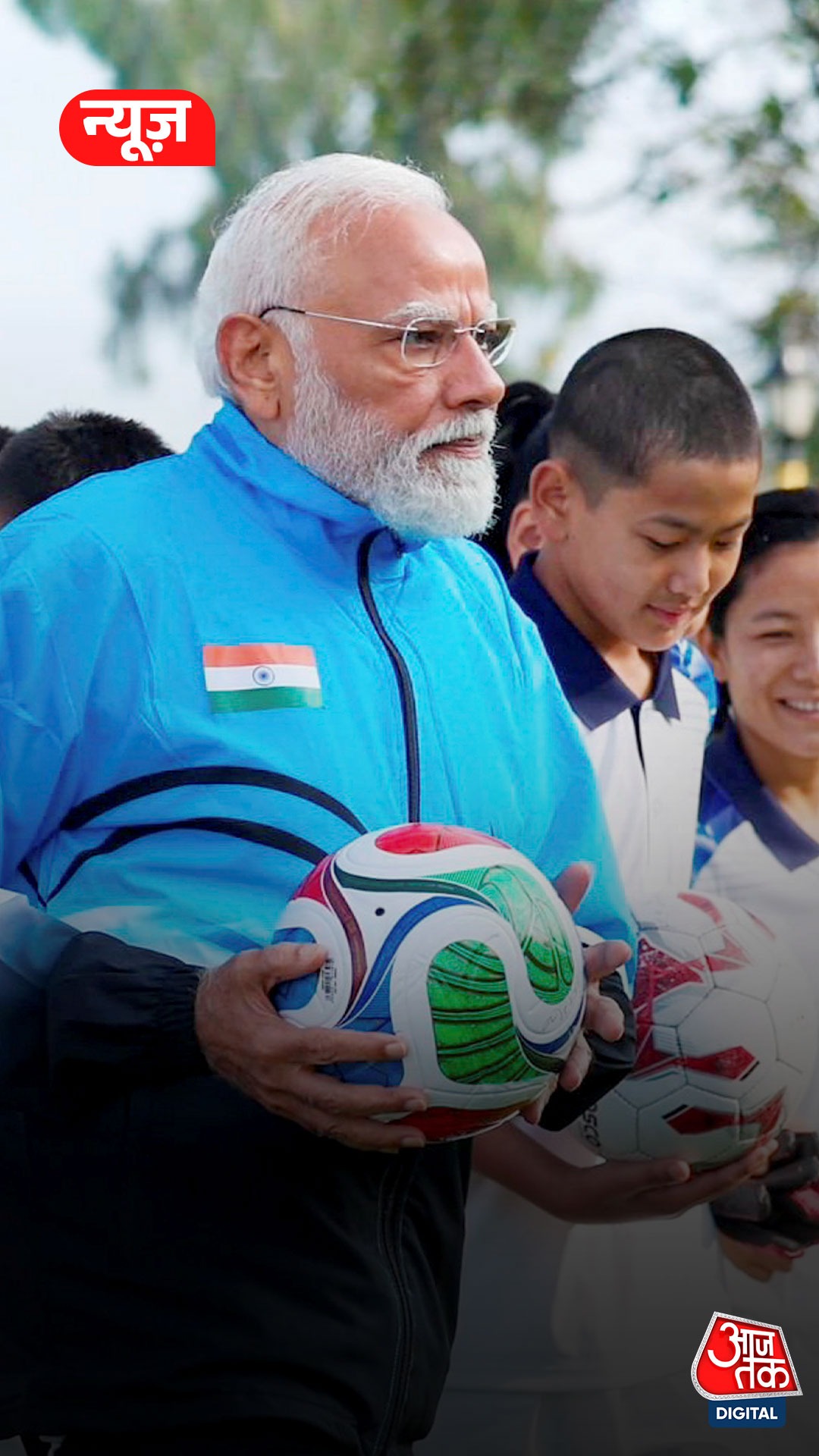 बंगाल चुनाव से पहले PM मोदी ने दागा गोल, खिलाड़ियों संग किया सेलिब्रेट