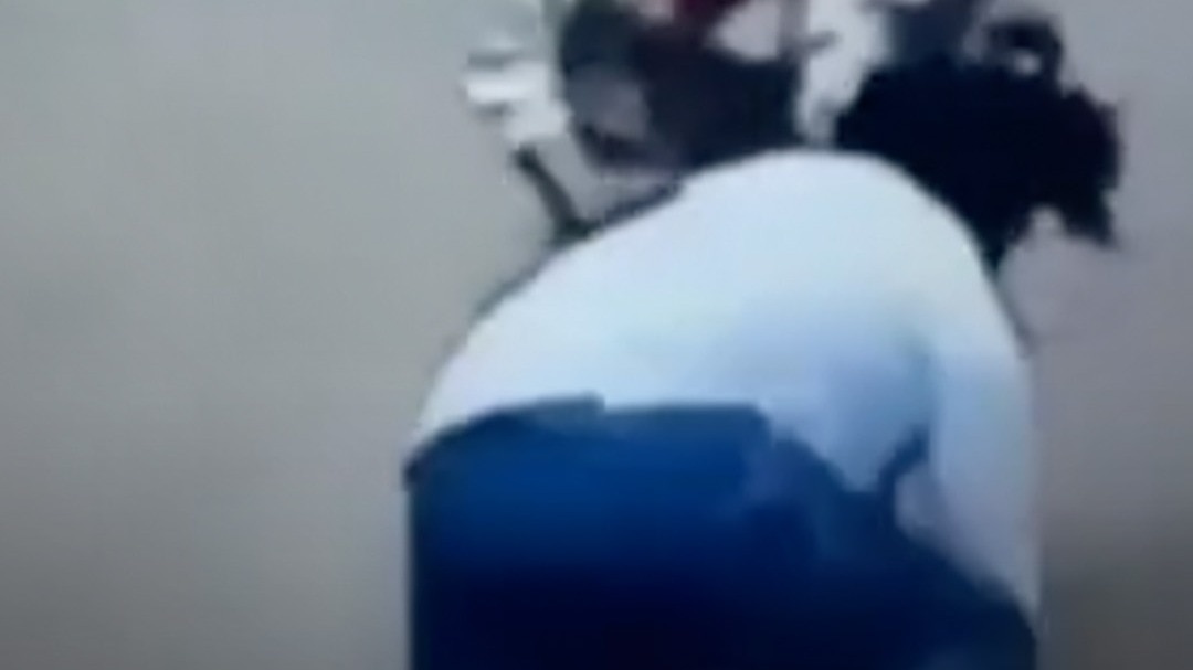 Gorakhpur jwellery shop woman slammed theft on road