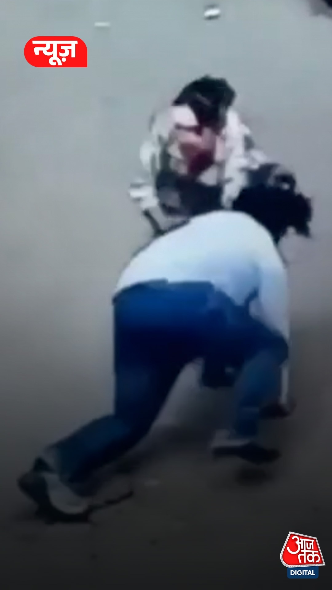 लुटेरों से भिड़ गई ज्वेलरी शॉप मालिक की बेटी, उठाकर पटका