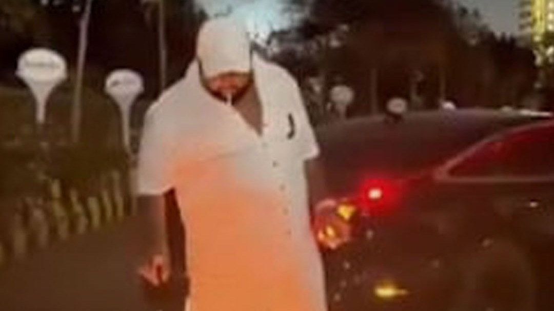 Mumbai man celebrates birthday by setting fire on road