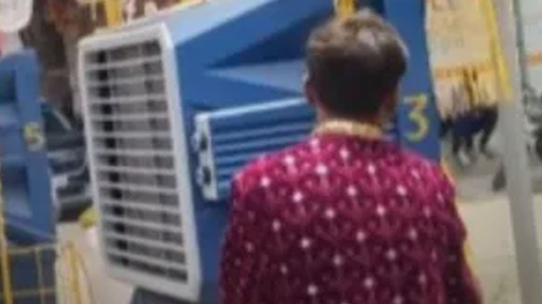 आगे बाराती, पीछे बैंड- बाजा, बीच में कूलर...