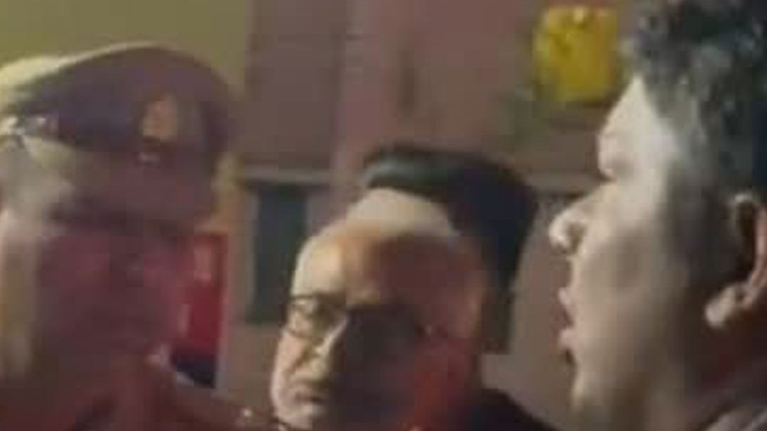 दबंगों का उत्पाद, चौकी में घुसकर पुलिसवालों को पीटा