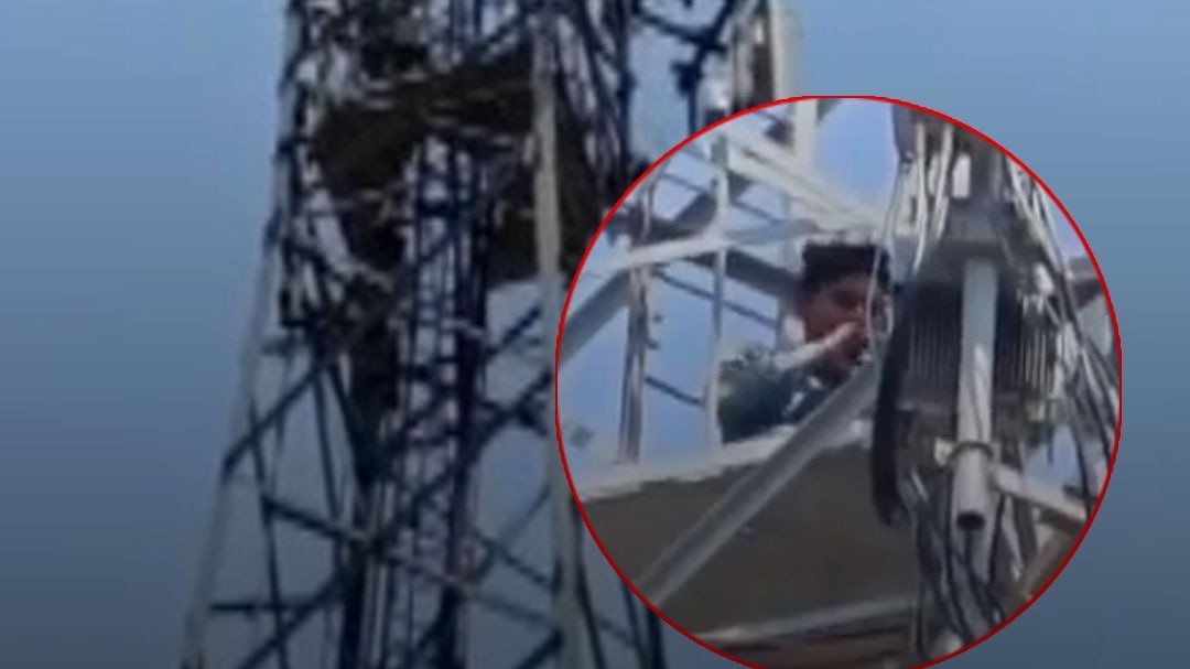 Video: मोबाइल टावर पर चढ़ा प्रेमी, दी ये धमकी