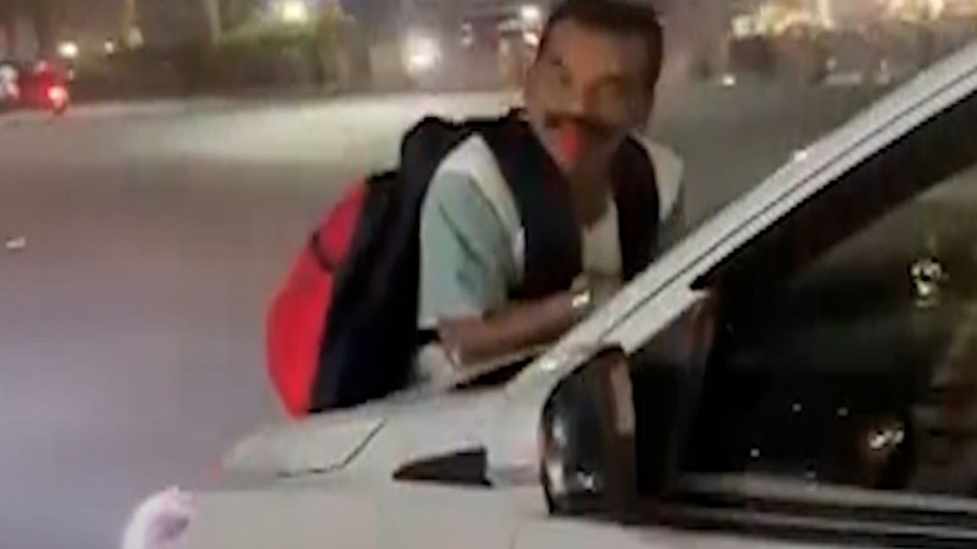 कार सवार ने शख्स को बोनट पर 2 KM तक घसीटा