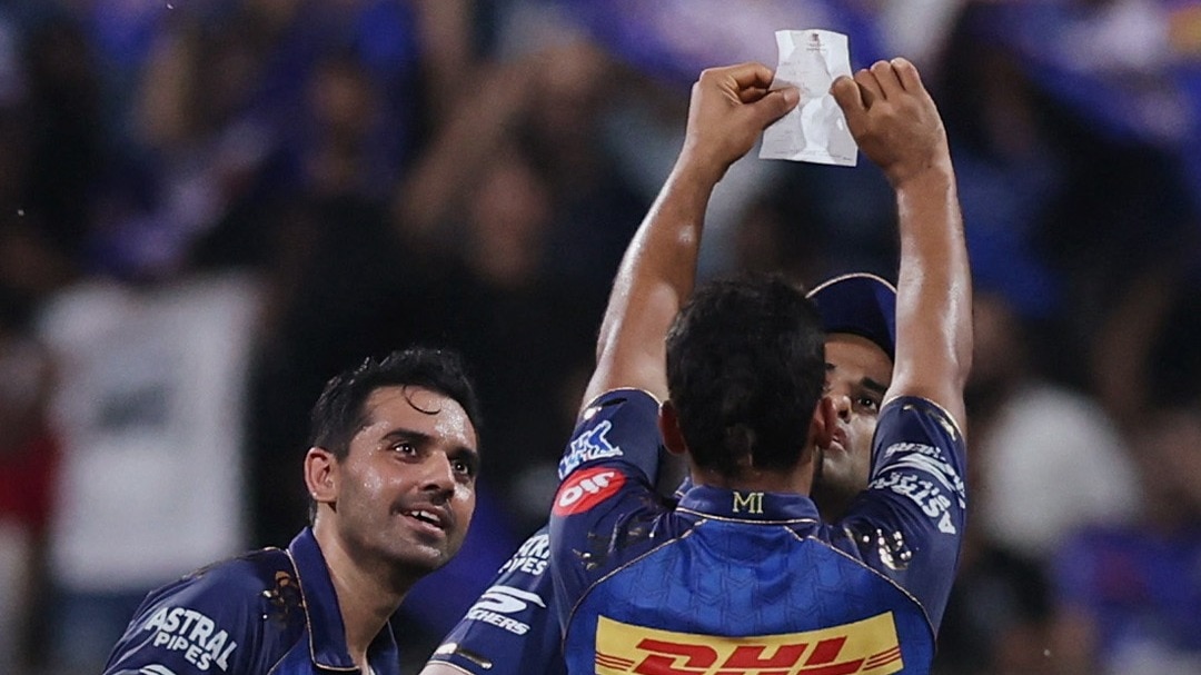 IPL क्रिकेटर की जेब से निकली पर्ची क्यों हो रही वायरल?