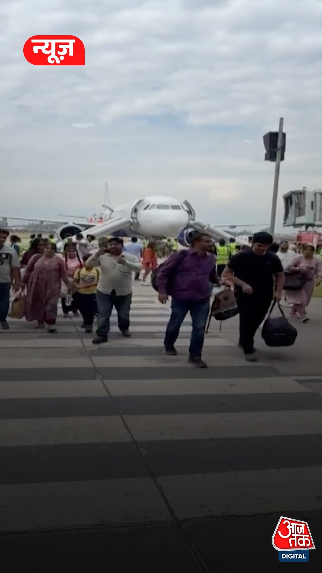Viral Video: चंडीगढ़ एयरपोर्ट पर IndiGo Flight में हुआ ब्लास्ट, जानें इसके पीछे क्या है वजह