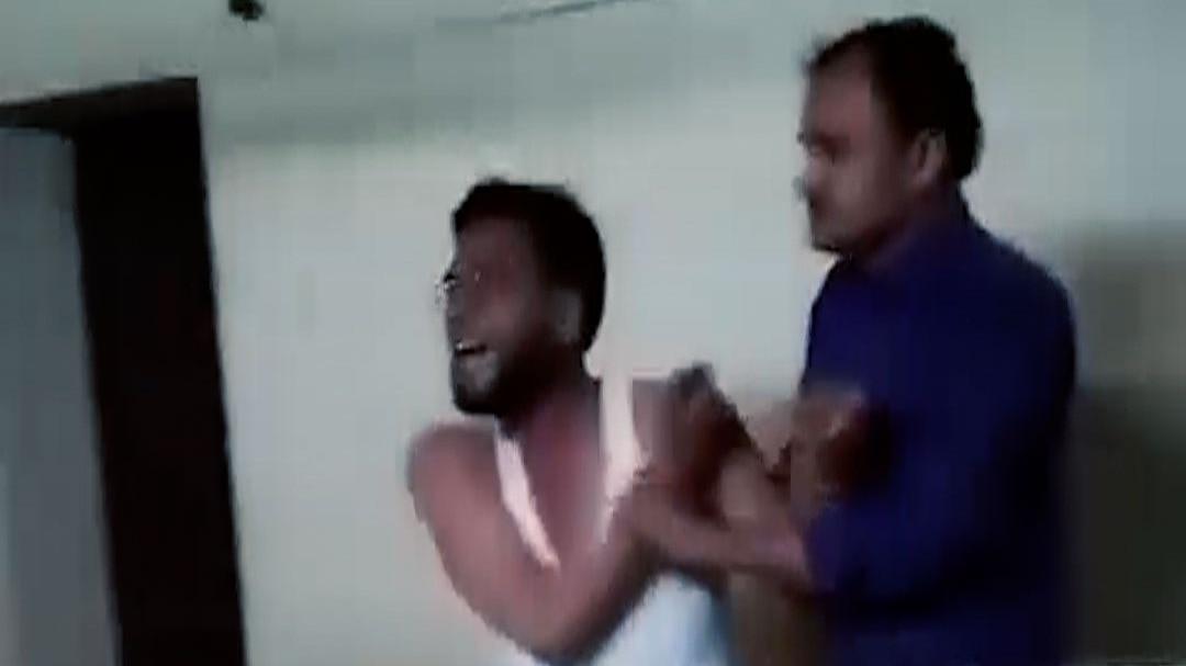 प्रेमिका संग जश्न मनाने पहुंचा पति