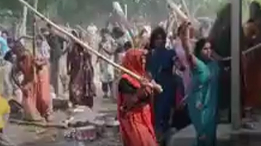 पीलीभीत में पुलिस पर ग्रामीणों का हमला, Video