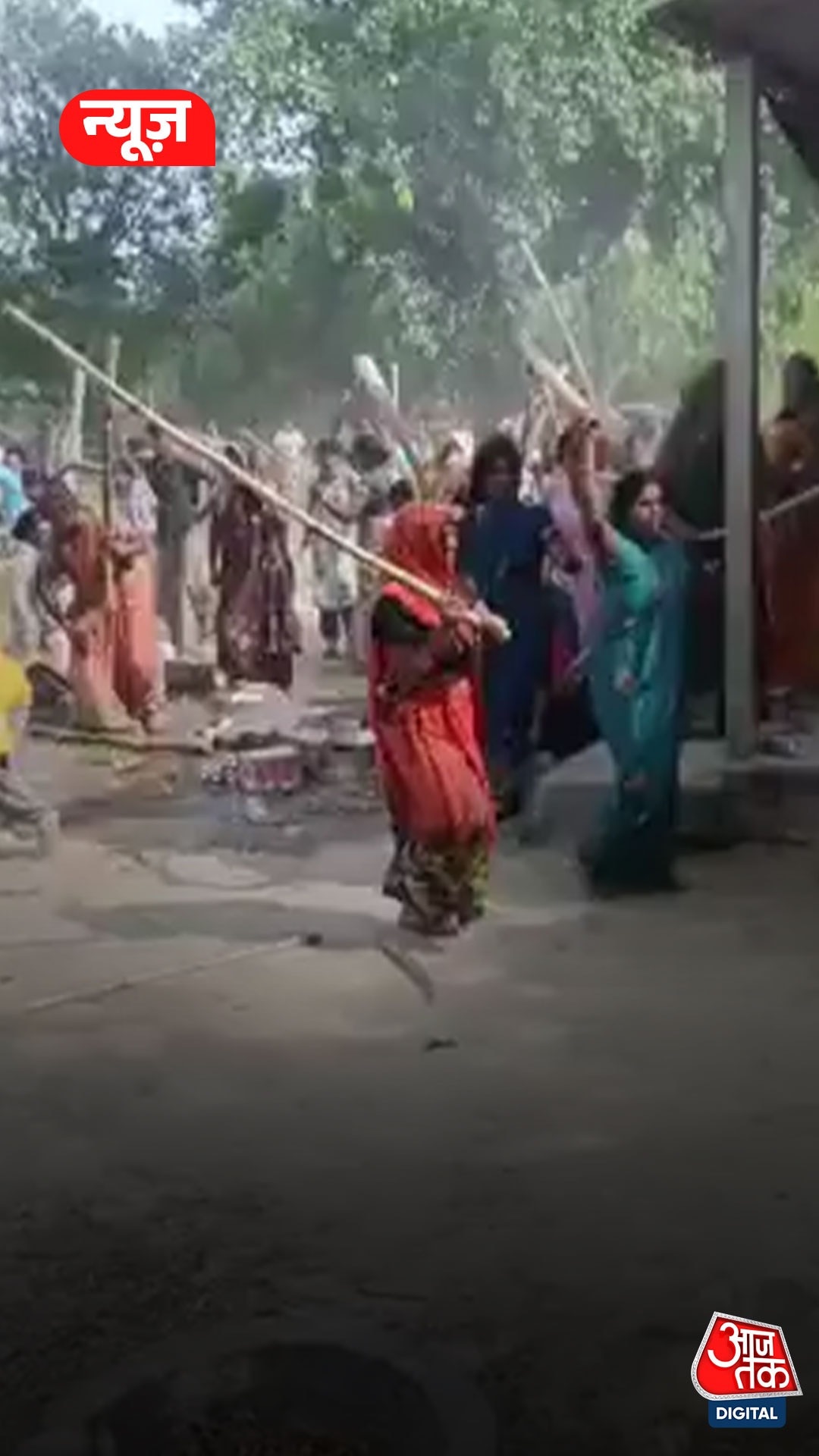 पीलीभीत में पुलिस पर ग्रामीणों का हमला, Video