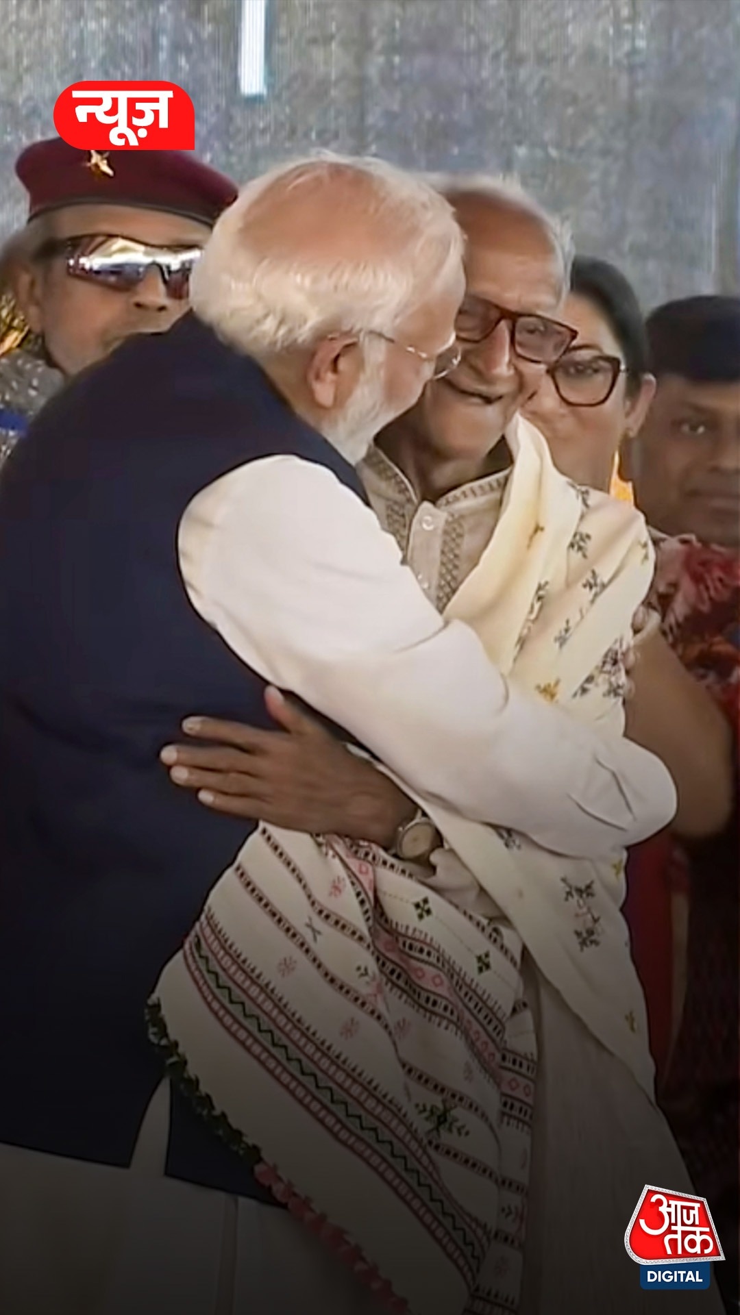 modi touches feet veteran bjp worker makhanlal sarkar