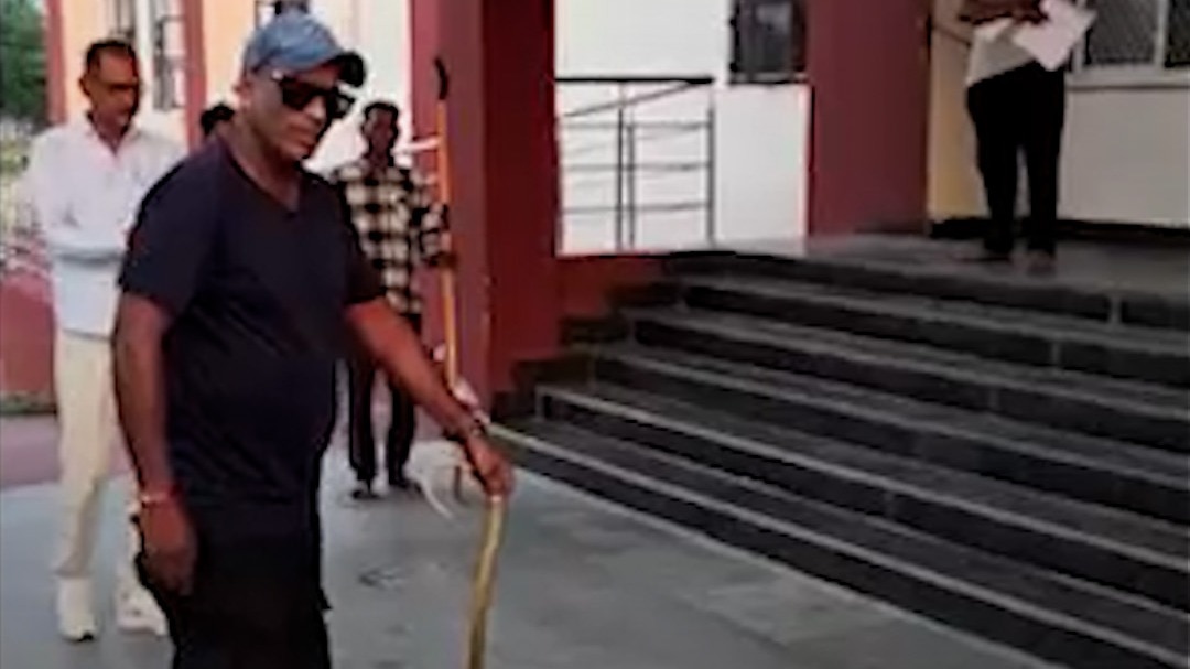 थाने में सांप देख इधर-उधर भागने लगे पुलिसकर्मी, Video
