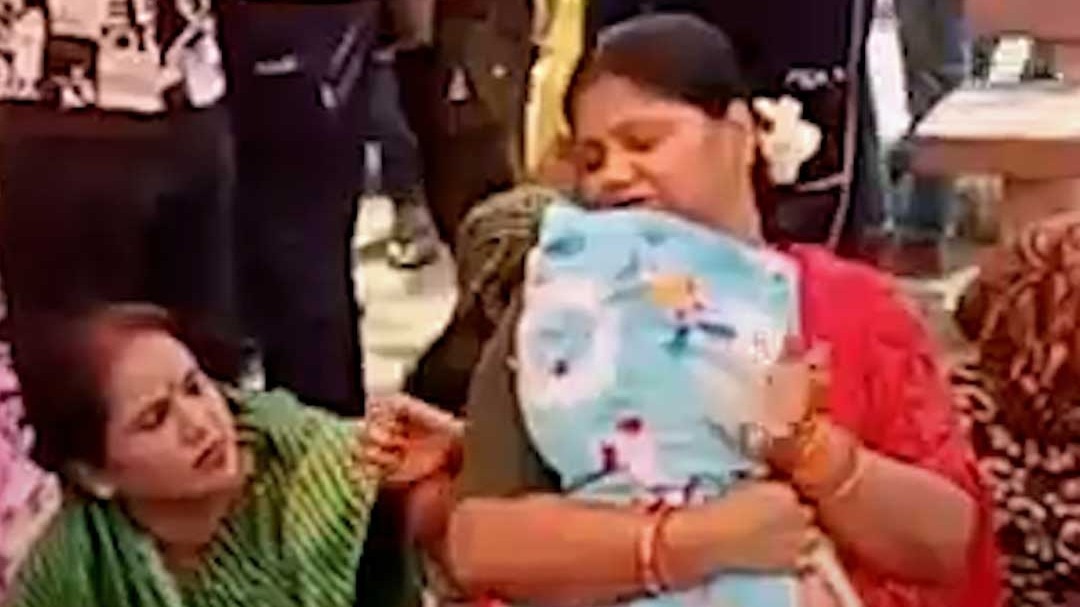 अस्पताल में प्रसूता की मौत, नवजात को लेकर धरने पर परिजन