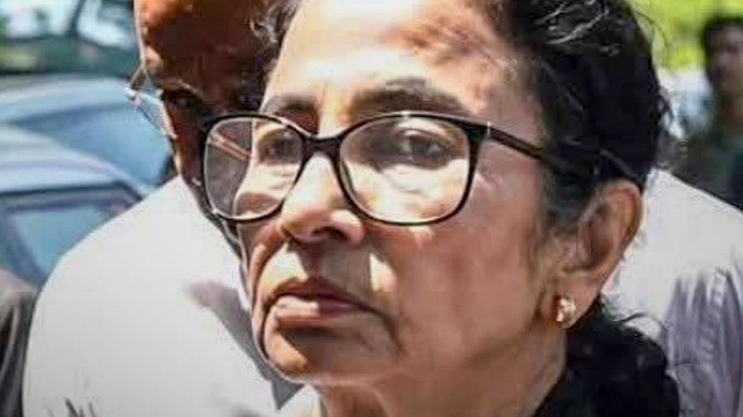 mamata banerjee reaches calcutta high court in lawyer dress