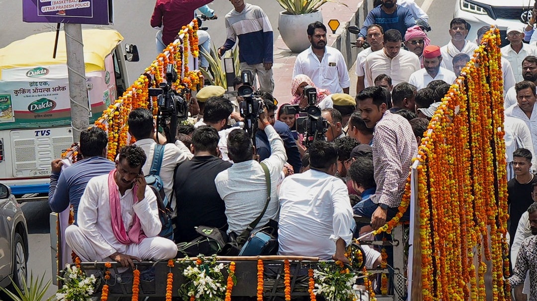 प्रतीक यादव की अंतिम विदाई में भावुक दिखे अखिलेश
