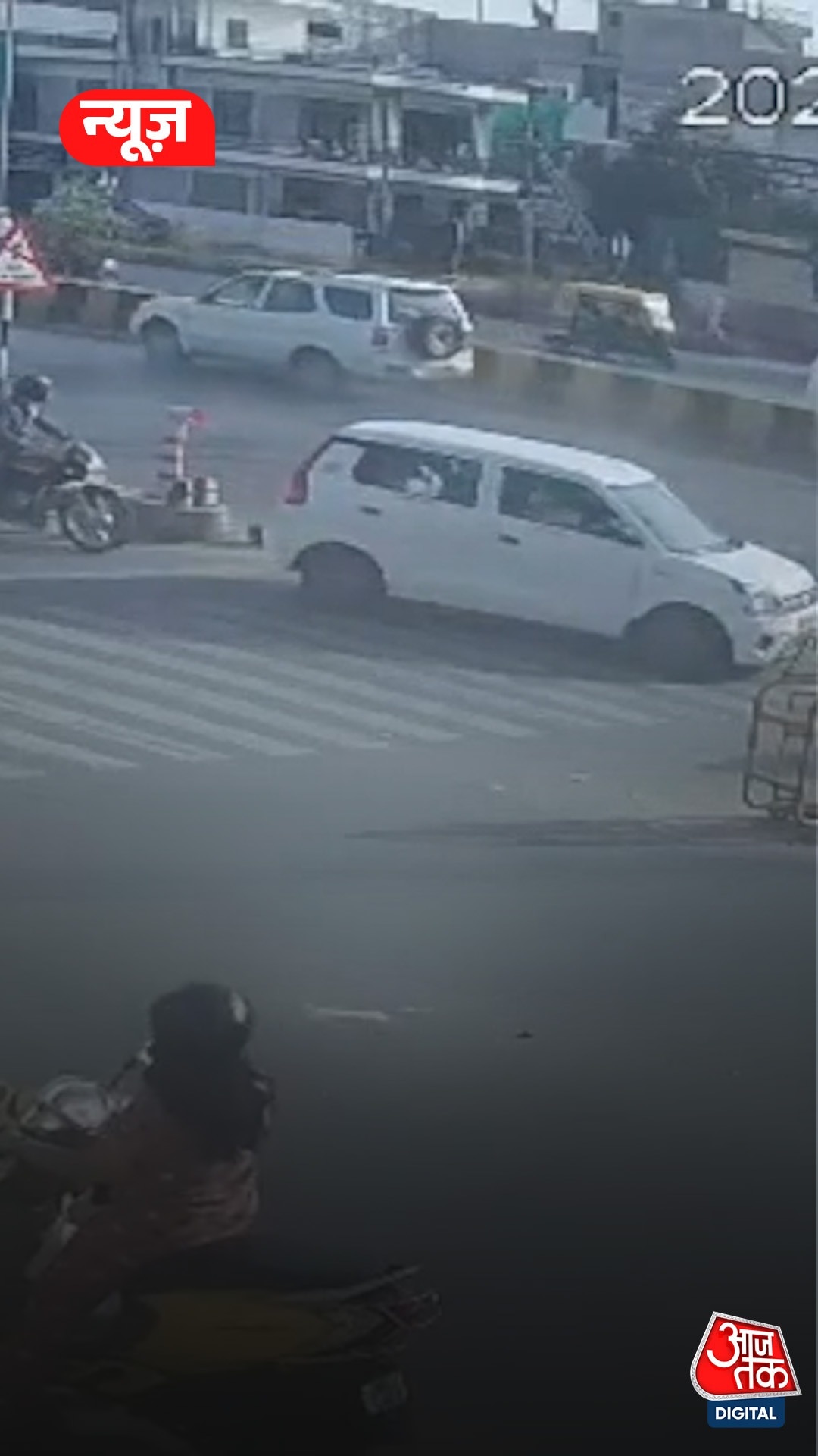 तेज रफ्तार कार ने महिला नर्स को उड़ाया, CCTV में कैद हादसा 