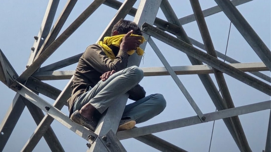 बांदा में हाईटेंशन टावर पर चढ़ा युवक